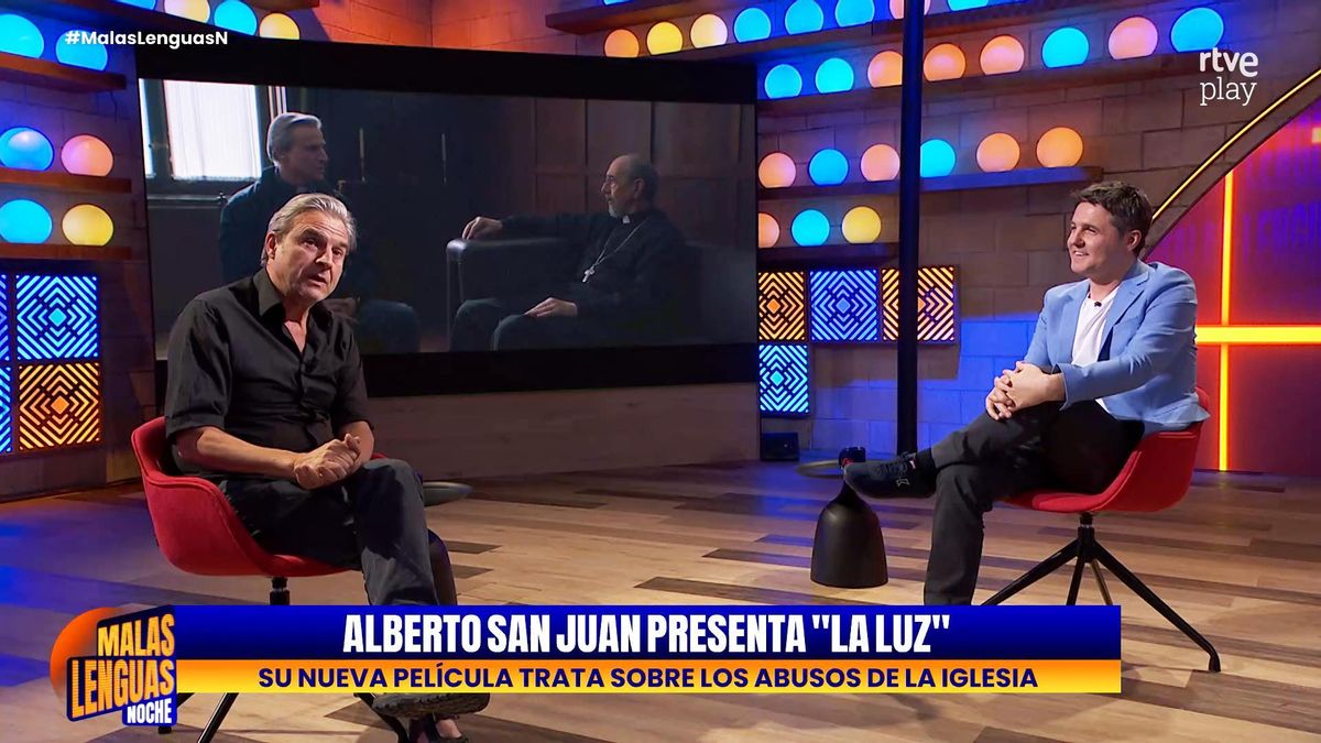 Alberto San Juan intenta esquivar las preguntas de Cintora sobre política: "Quiero ajustarme a la promoción de la película"