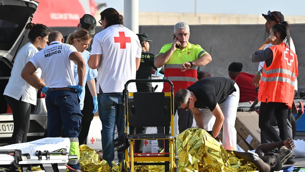 Varios migrantes, atendidos en el Puerto de La Estaca, tras llegar este sábado a la isla en un cayuco.