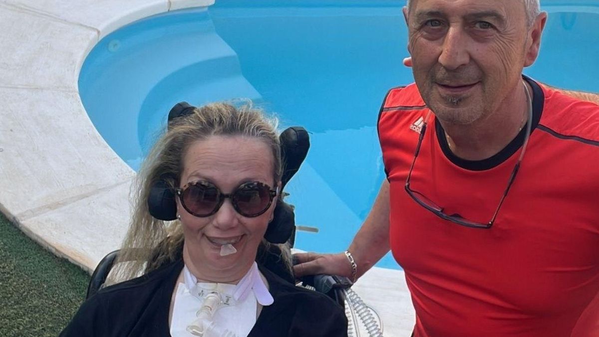 Maribel Fernández y José María Cuevas, delante de la piscina de la casa de su sobrino, en Cartagena.