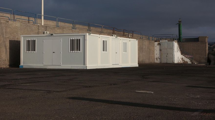 Módulo instalado en el puerto de Arguineguín para atender a las personas migrantes llegadas a Gran Canaria