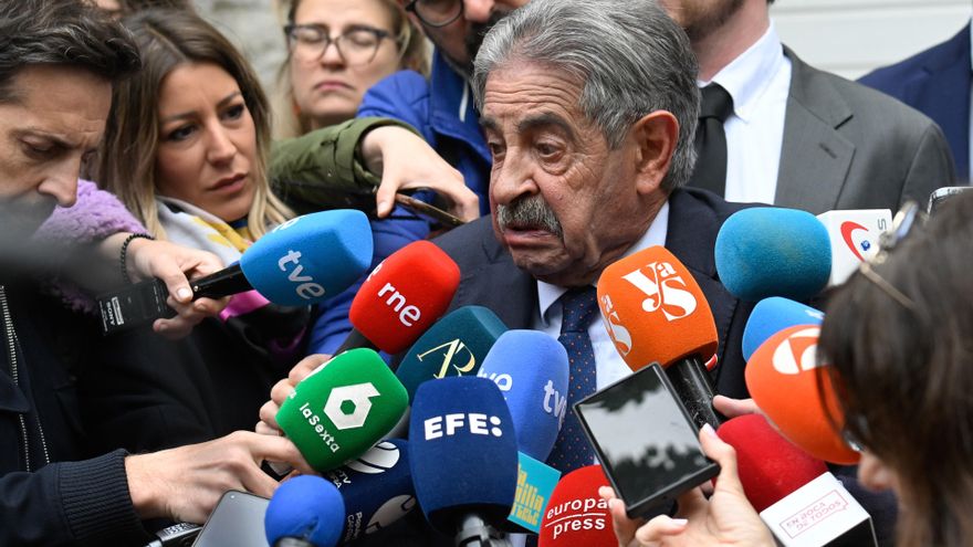 El secretario general del PRC y expresidente de Cantabria, Miguel Ángel Revilla, atiende a los medios antes del acto de conciliación con el Rey emérito Juan Carlos I, en Santander, Cantabria (España).