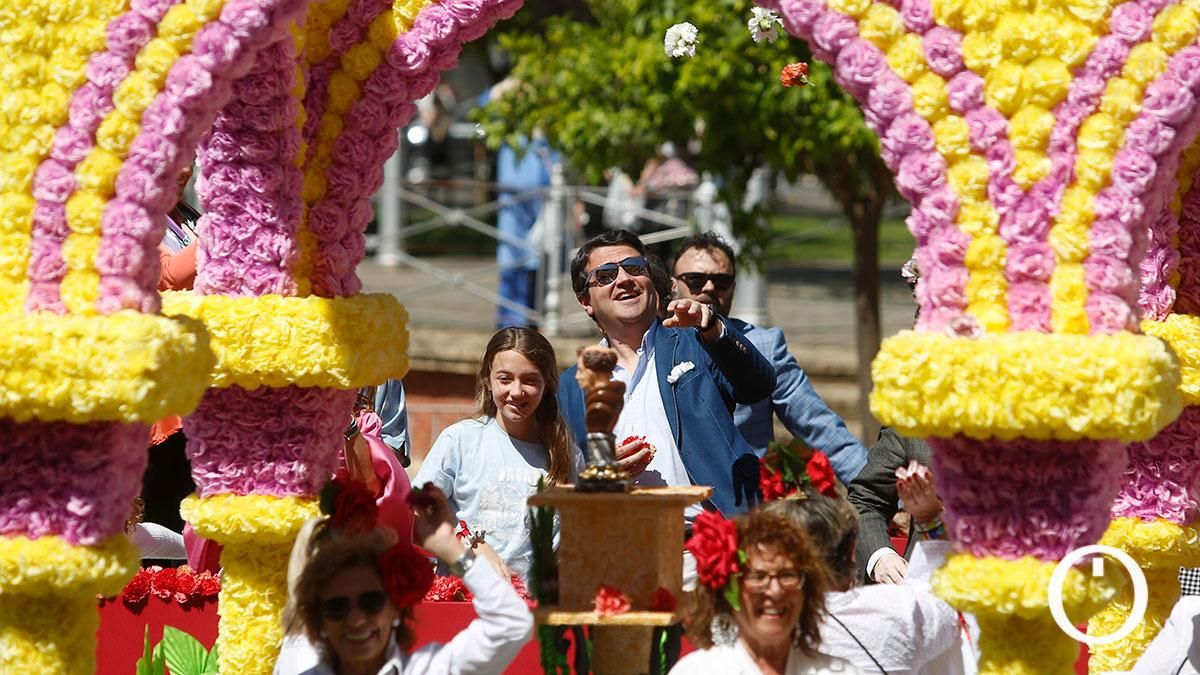 Miles de cordobeses participan en una de las Batallas de las Flores más concurrida