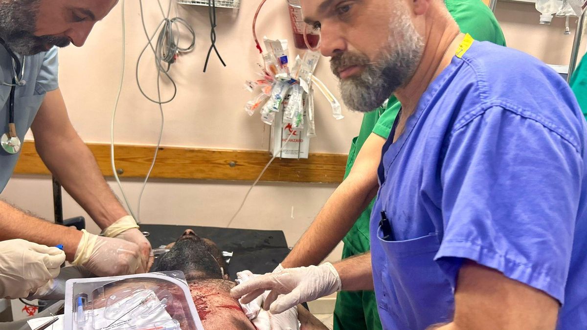 Raúl Incertis, anestesista y médico general valenciano en las urgencias del Hospital Indonesio, junto al Dr. Mohammed Daher el pasado 24 de abril