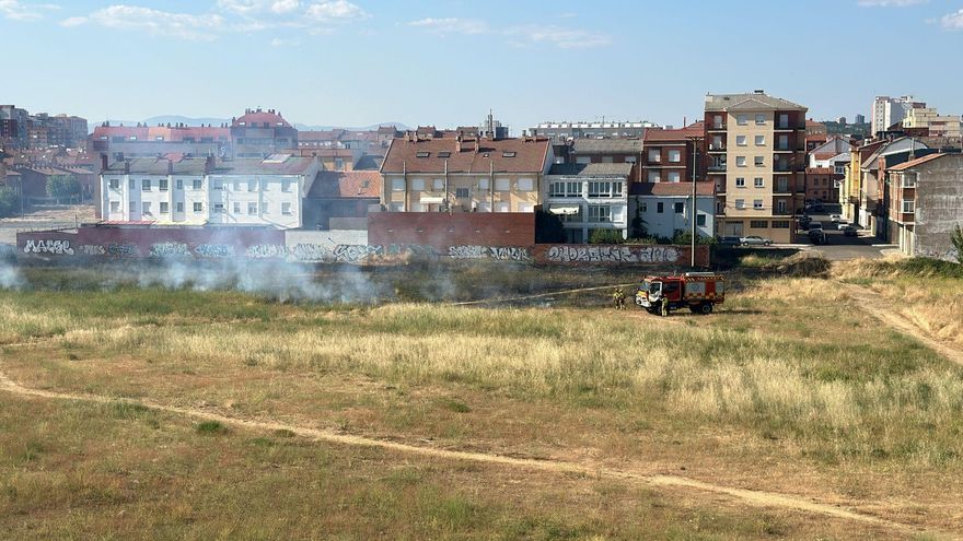 Un incendio de origen intencionado quema más de ocho hectáreas en León capital este viernes