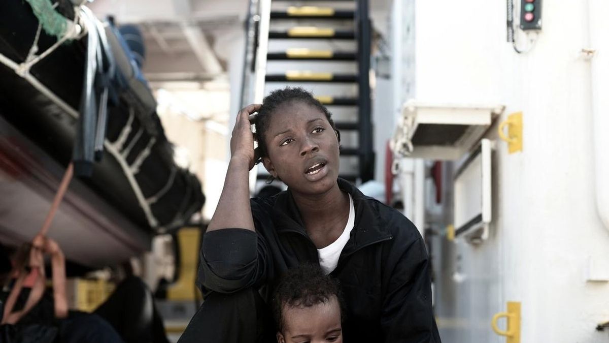 Cruz Roja desplegará cien camas y un albergue provisional en Valencia para atender a los migrantes del Aquarius