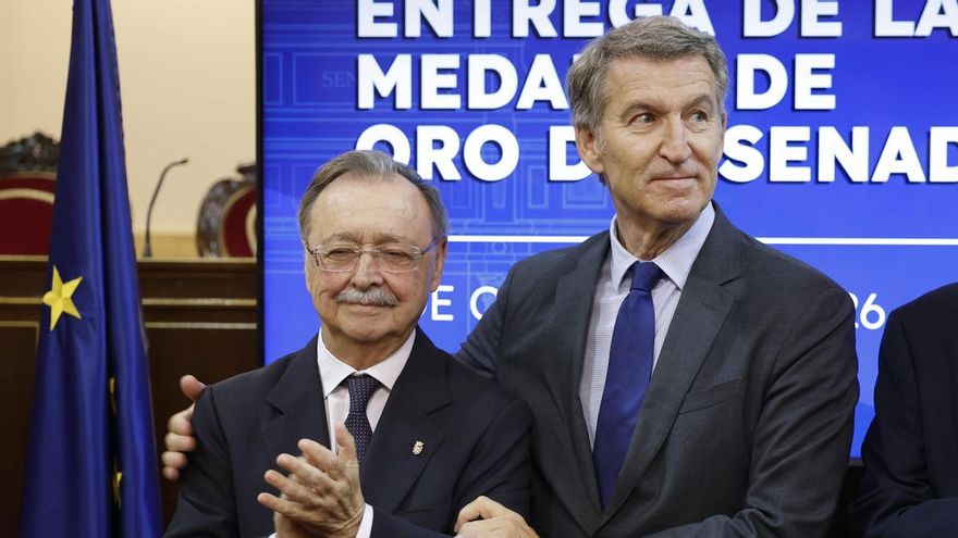 El líder del Partido Popular, Alberto Núñez Feijóo (d), junto al presidente de Ceuta, Juan Jesús Vivas (i), durante el acto de imposición de las medallas de Oro de la Cámara Alta a los presidentes de las ciudades autónomas de Ceuta y Melilla, este martes, en el Senado. EFE/ Mariscal