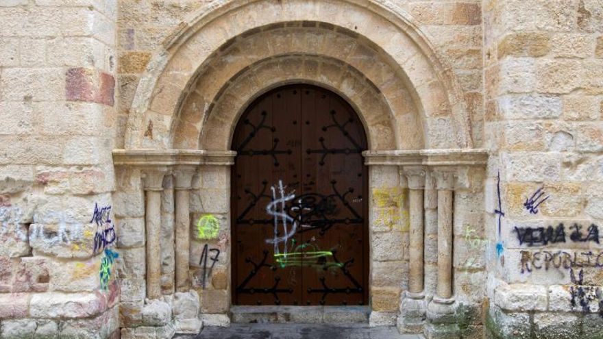 Distintos tramos de la muralla medieval de Zamora o la iglesia románica de San Esteban de esa ciudad muestran desde hace años pintadas de grafiteros y de grupos de distintas ideologías que afean el patrimonio histórico de la ciudad y cuyos autores, si son descubiertos, se enfrentan a penas de hasta tres años de prisión.