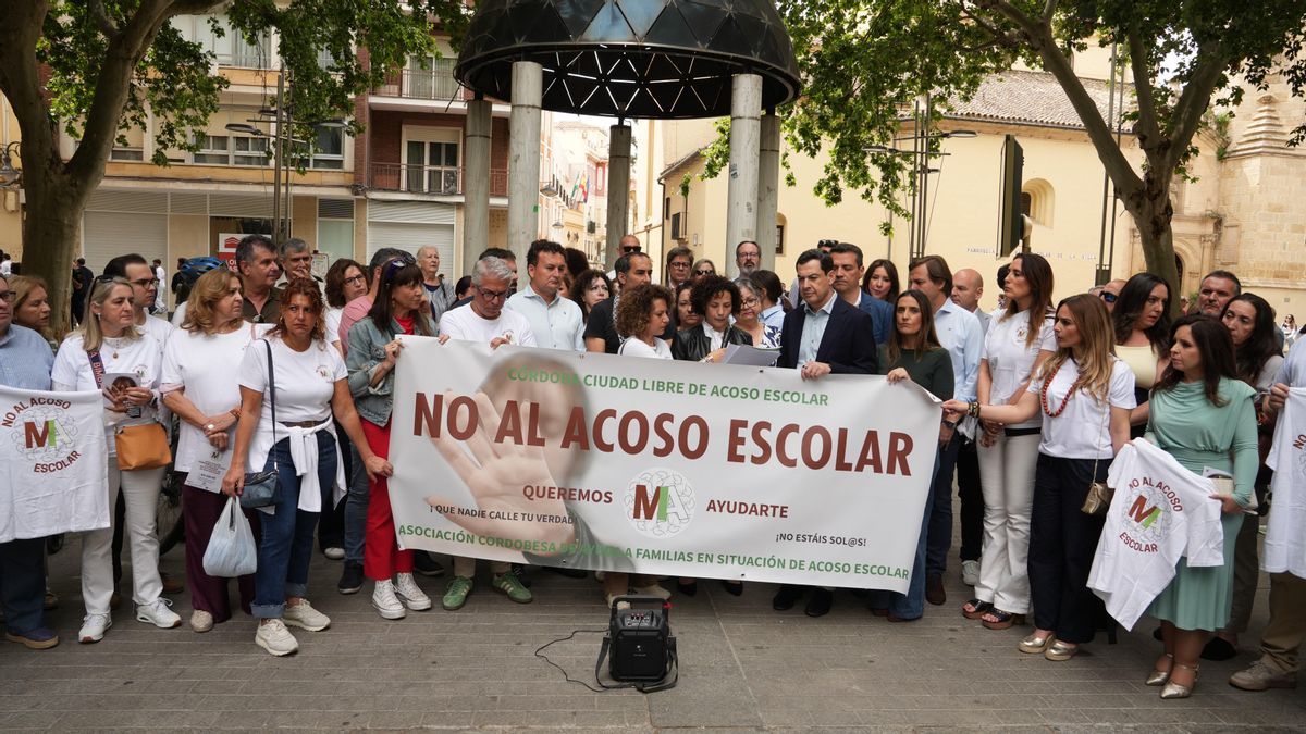 Juanma Moreno participa en la concentración por el Día Internacional contra el Acoso Escolar