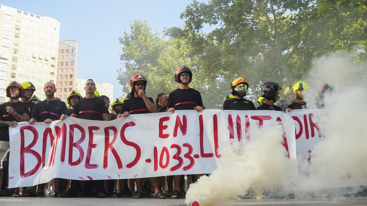 La protesta de los bomberos a las puertas de la Ciudad de la Justicia. Jorge Gil - Europa Press