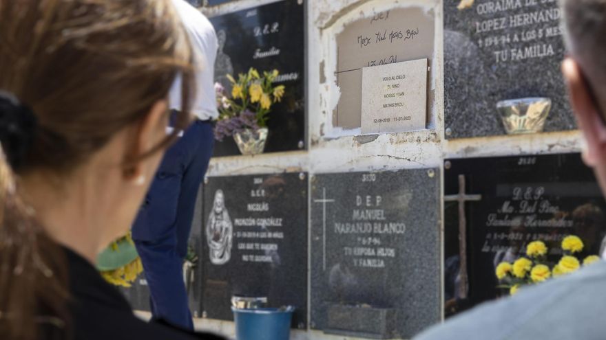 El último adiós a Moisés, el niño que no pudo ser salvado de las aguas del Atlántico