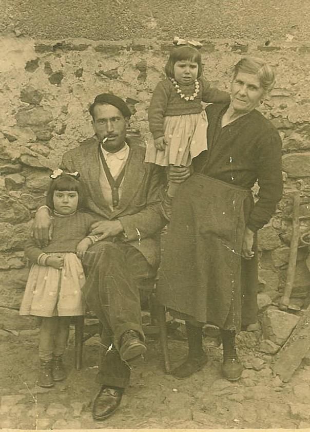Retrato de la familia de Gonzalo Ruiz: Margarita Tapiador y las niñas Gonzala y Margarita Ruiz. 1957. Alcolea de Calatrava (Ciudad Real).