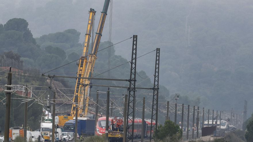 Restos del Iryo que descarriló y posteriormente chocó contra un Alvia el pasado domingo aún en la vía, este miércoles.
