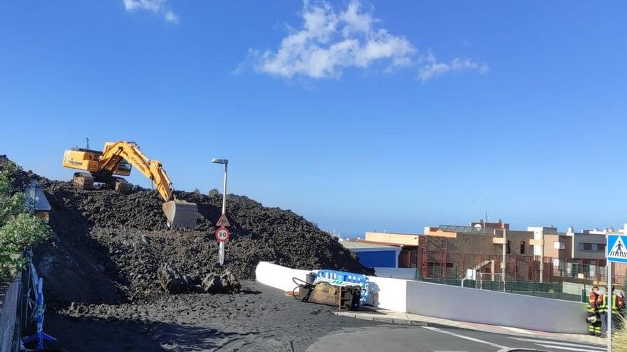 Una retroexcavadora retira lava para facilitar el acceso al camino Baile Bueno (La Laguna), tanto a la urbanización cómo al Parque de Bombero