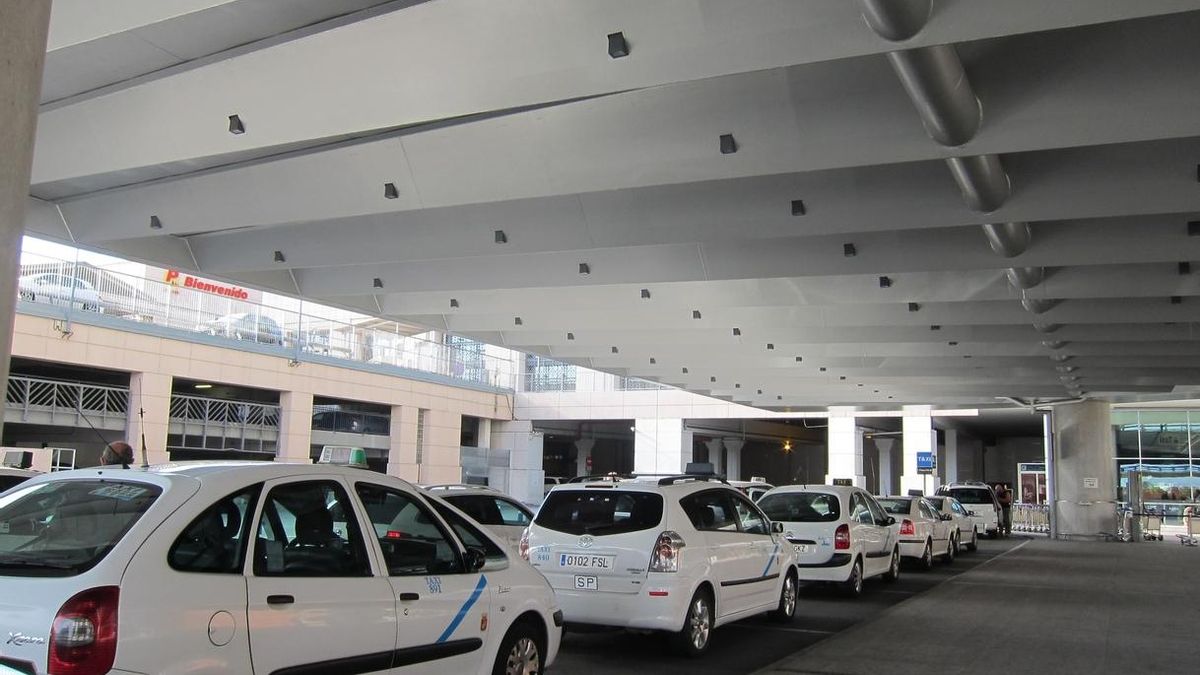 De la Torre ve "desproporcionada" la huelga de taxis y dice al sector que los "adversarios" son los "intrusos"