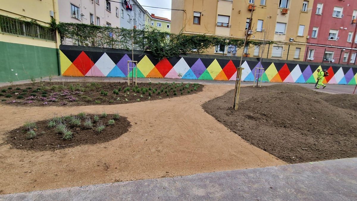 Trabajos de naturalización del patio del CEIP José María Pereda.