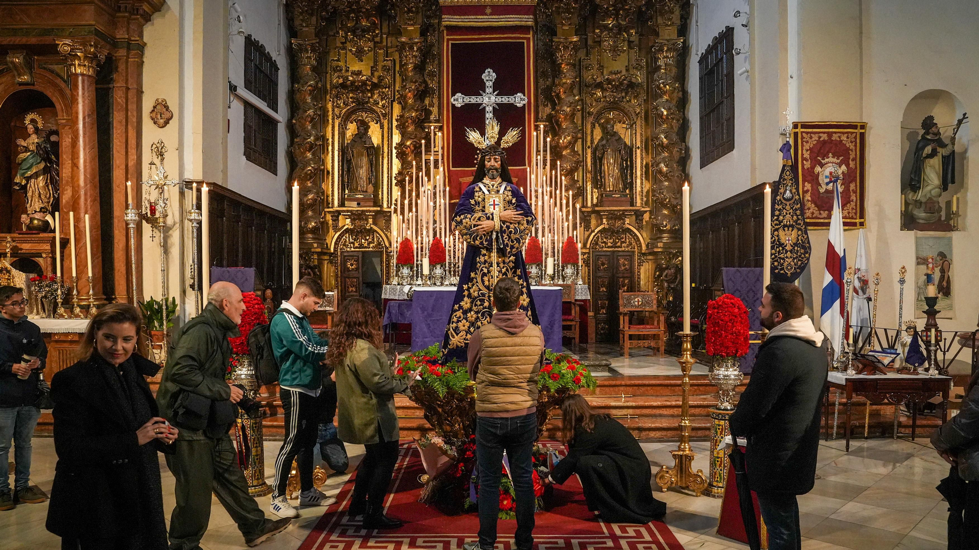 Los besapiés de Jesús Rescatado y del Cristo del Remedio de Ánimas, y el besamanos de Jesús, Divino Salvador, en su Prendimiento, en imágenes