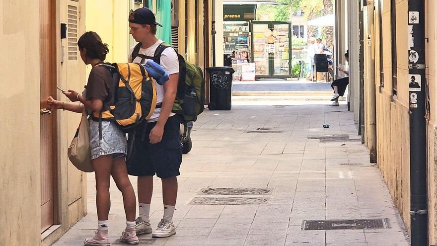 La Federación Vecinal de València propone que los apartamentos turísticos que no se legalicen en un año pasen a residencial