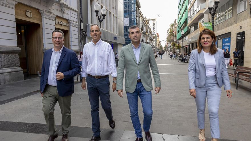 El candidato del PP a la Presidencia de Canarias, Manuel Domínguez (2d), el secretario general del partido en las islas, Poli Suárez (i), la candidata a la alcaldía de Las Palmas de Gran Canaria, Jimena Delgado (d), y el candidato a la presidencia del Cabildo de Gran Canaria, Jorge Miguel Blanco (2i). EFE