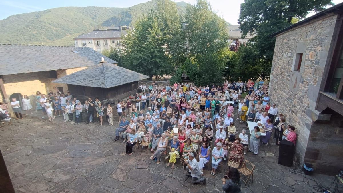 Inauguración de la exposición 'Universo Sierra' en Villablino.