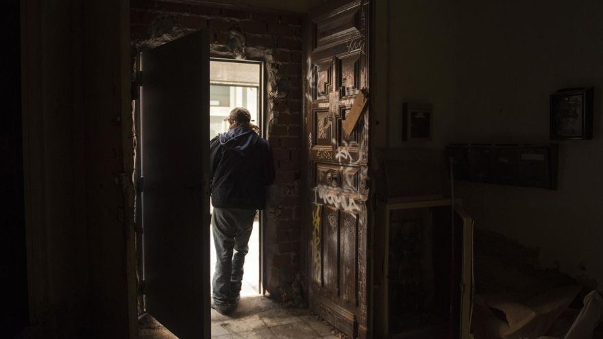 El último intento de okupación de El Patio en el bario de Maravillas se produjo el 12 de noviembre de 2016, en la calle San Mateo 24. Esa misma noche fue desalojado por la policía. En la fotografía, uno de los participantes en la okupación en la puerta del edificio.