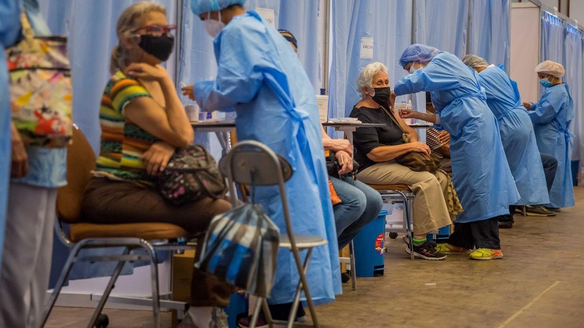 Personal sanitario participa en una jornada de vacunación contra la covid-19 en Caracas (Venezuela).