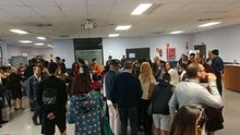 Colas en un colegio del distrito madrileño de Arganzuela