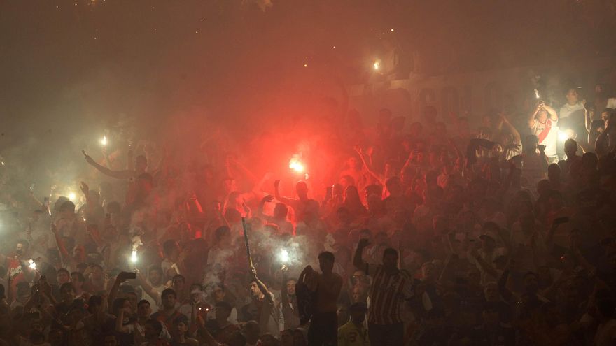 Conmebol confirmó las sanciones a River y Racing por el uso de pirotecnia