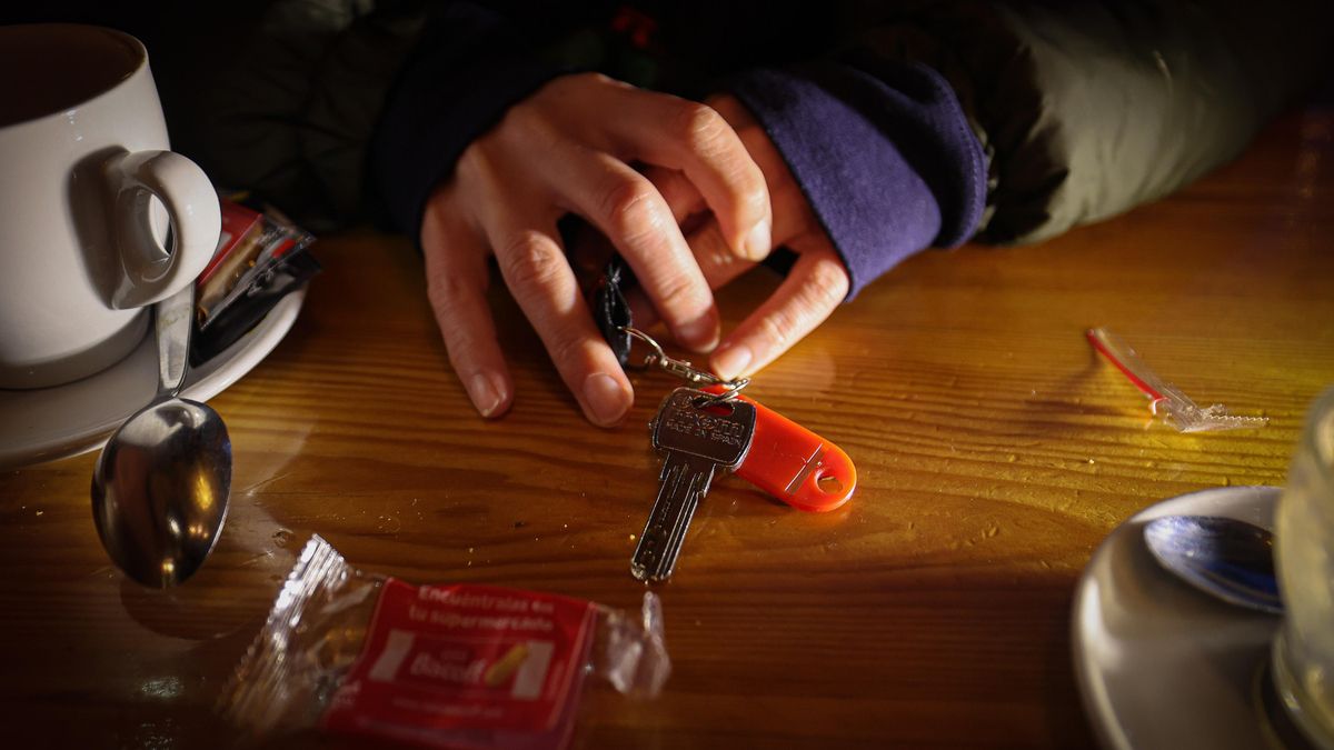 Alejandra, que prefiere no ser identificada, atiende a elDiario.es en una cafetería.