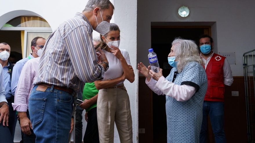 Los reyes Felipe y Letizia visitaron este jueves en el acuartelamiento El Fuerte a las familias evacuadas por la erupción de La Palma que están hospedadas en esas instalaciones EFE/ Ramón De La Rocha