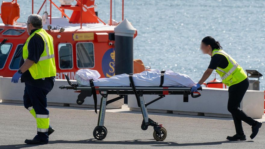 Tres muertos y un herido crítico en una neumática con 65 personas que fueron rescatadas cerca de Lanzarote