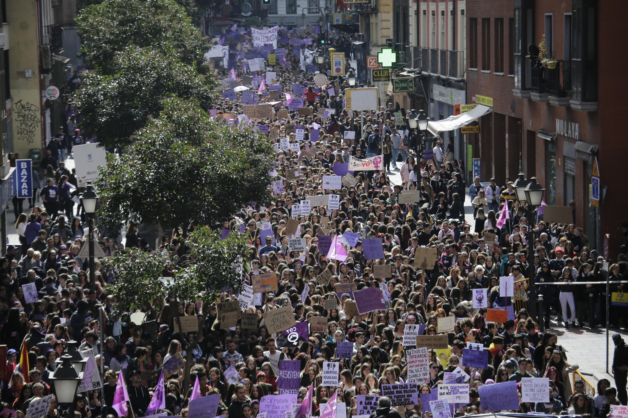 Manifestación estudiantil del 8M a su paso por la calle San Bernardo, en Madrid. Olmo Calvo