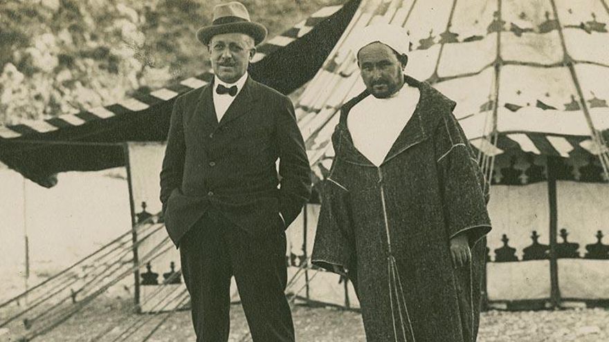 Horacio Echevarrieta con Abd el Krim en Alhucemas, ambos protagonistas de las negociaciones entre el Gobierno de España y los rebeldes rifeños