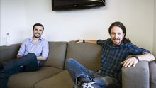 Pablo Iglesias y Alberto Garzón, en una reunión pública.