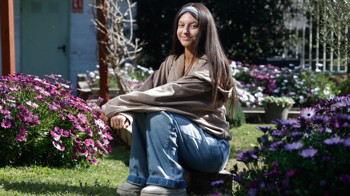 Irene Morcillo, paciente oncológica de 16 años, en el jardín de la Casa de los Xuklis.