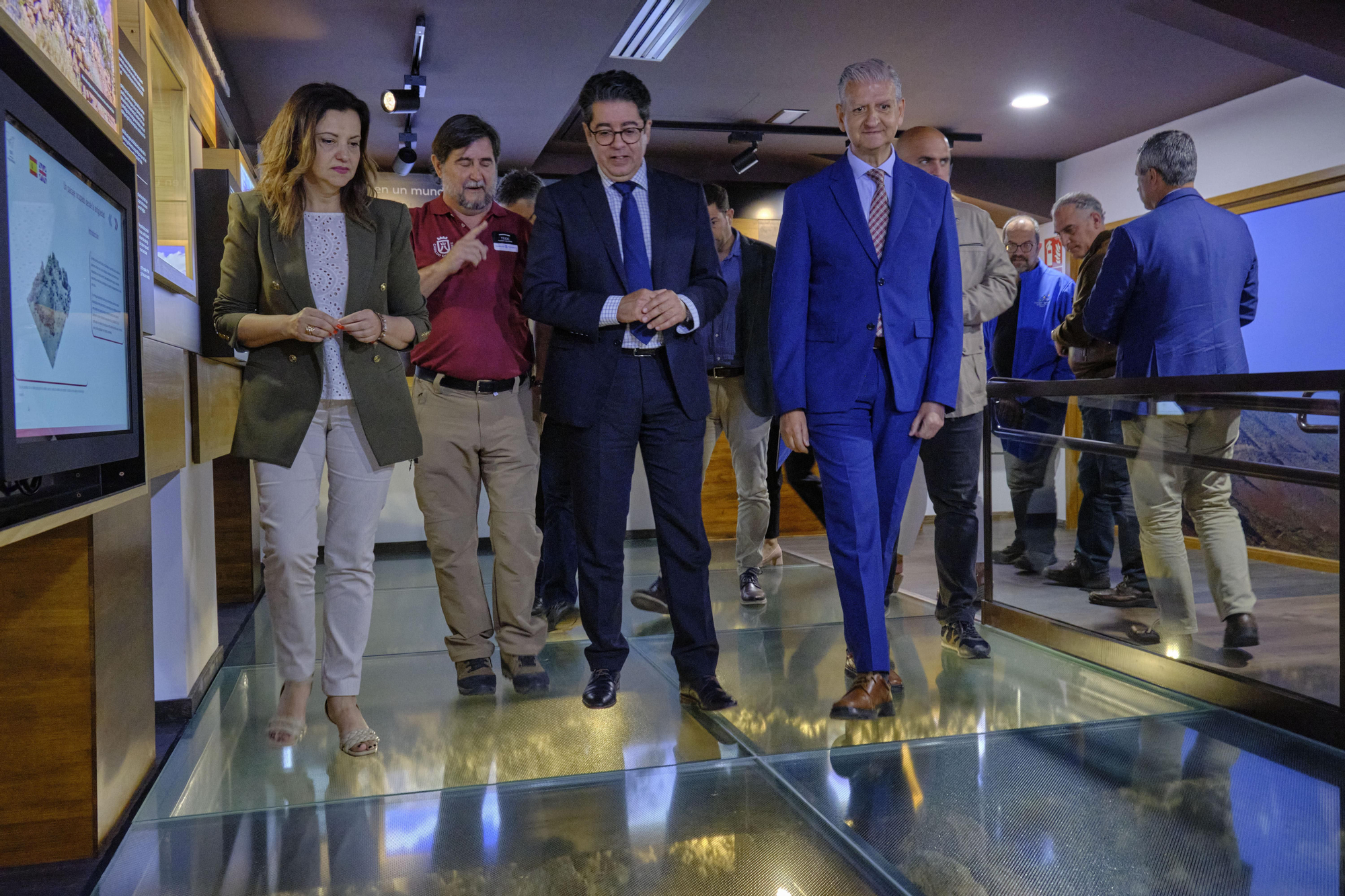 El presidente del Cabildo de Tenerife, Pedro Martín y el alcalde de La Orotava, Francisco Linares, en la inauguración del Centro de Visitantes del Parque Nacional del Teide
