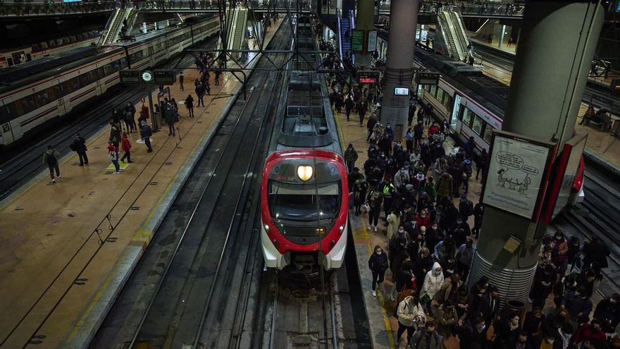 Viernes de caos en Cercanías Madrid: Renfe llegó a recomendar usar otros medios de transporte por la avería en Atocha
