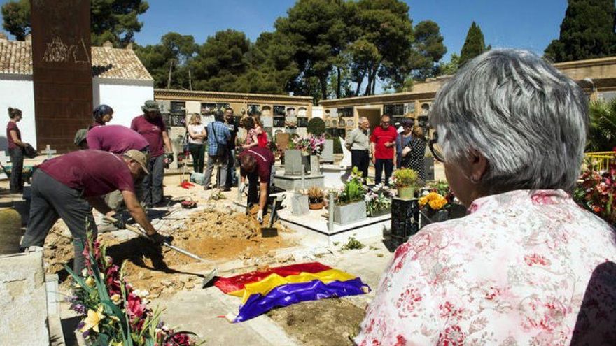 Treballs d'exhumació al cementeri de Paterna.