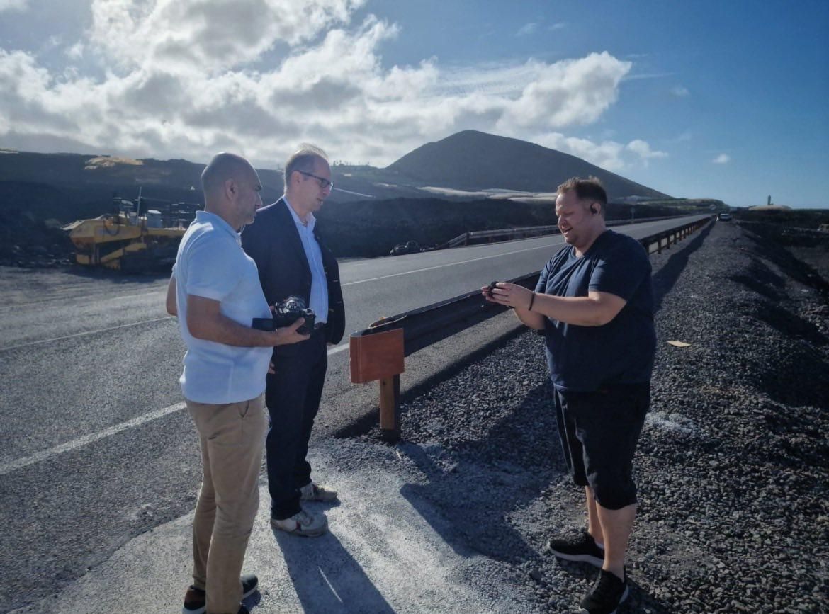 El comisionado especial para la Reconstrucción de La Palma, Héctor Izquierdo, con al famoso presentador  de la BBC Rajan Datar, con un miembro del equipo de rodaje de The Travel Show