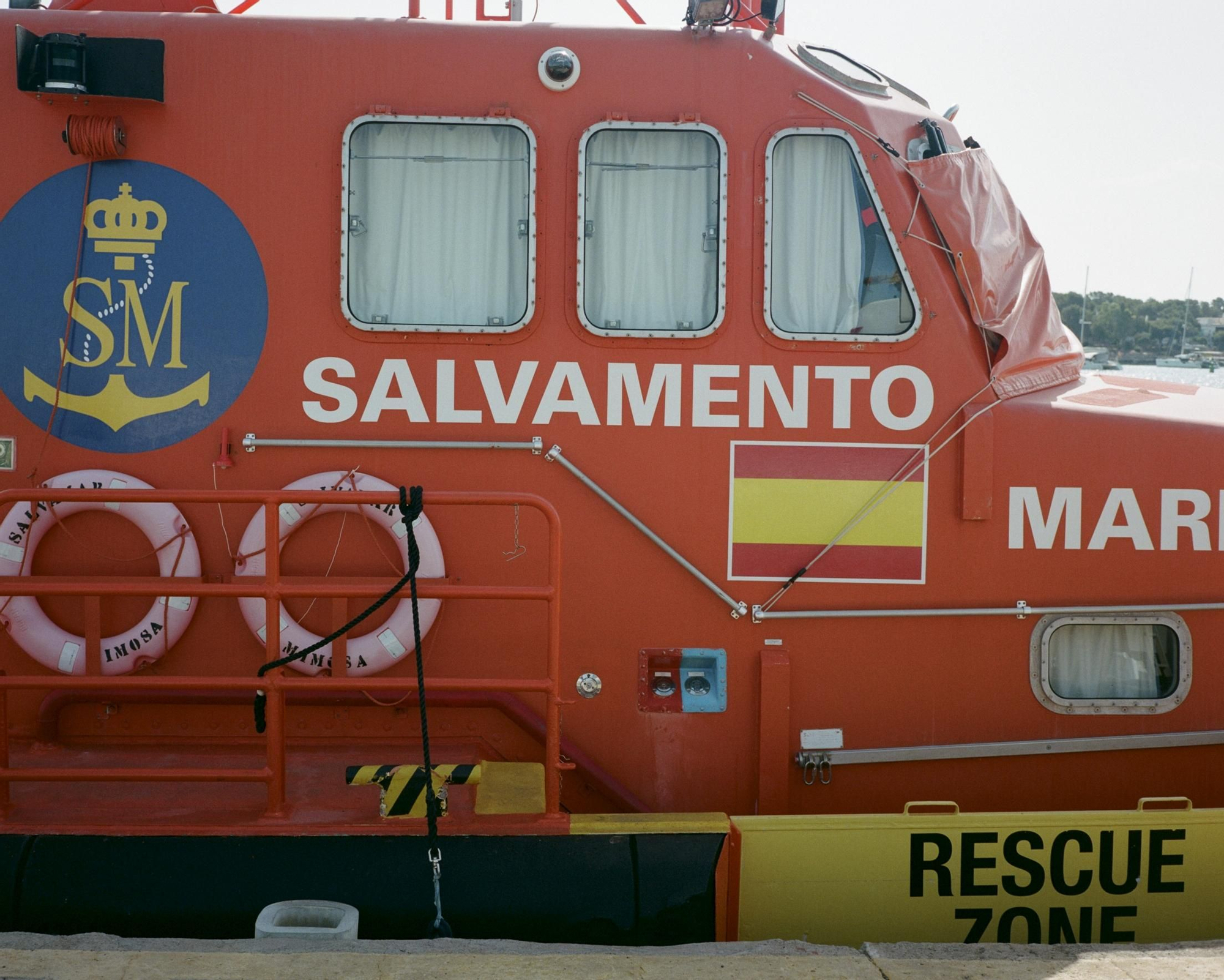 Lateral de la Salvamar Mimosa, con el puente de mando, los aros salvavidas y la zona de rescate señalizada donde sucedió todo
