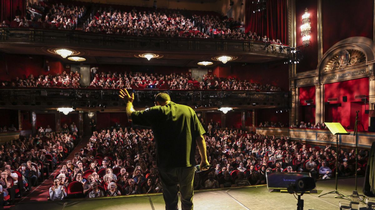 Un tema Al día reúne a más de 1.300 personas en el teatro: “No estamos solos ni somos pocos”