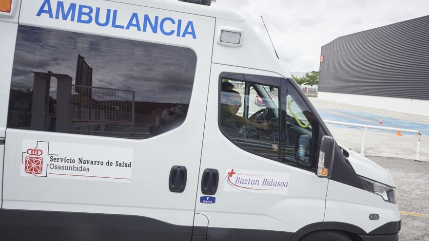 Una ambulancia del Servicio Navarro de Salud en una jornada marcada por la extracción de muestras en el recinto ferial REFENA de Pamplona