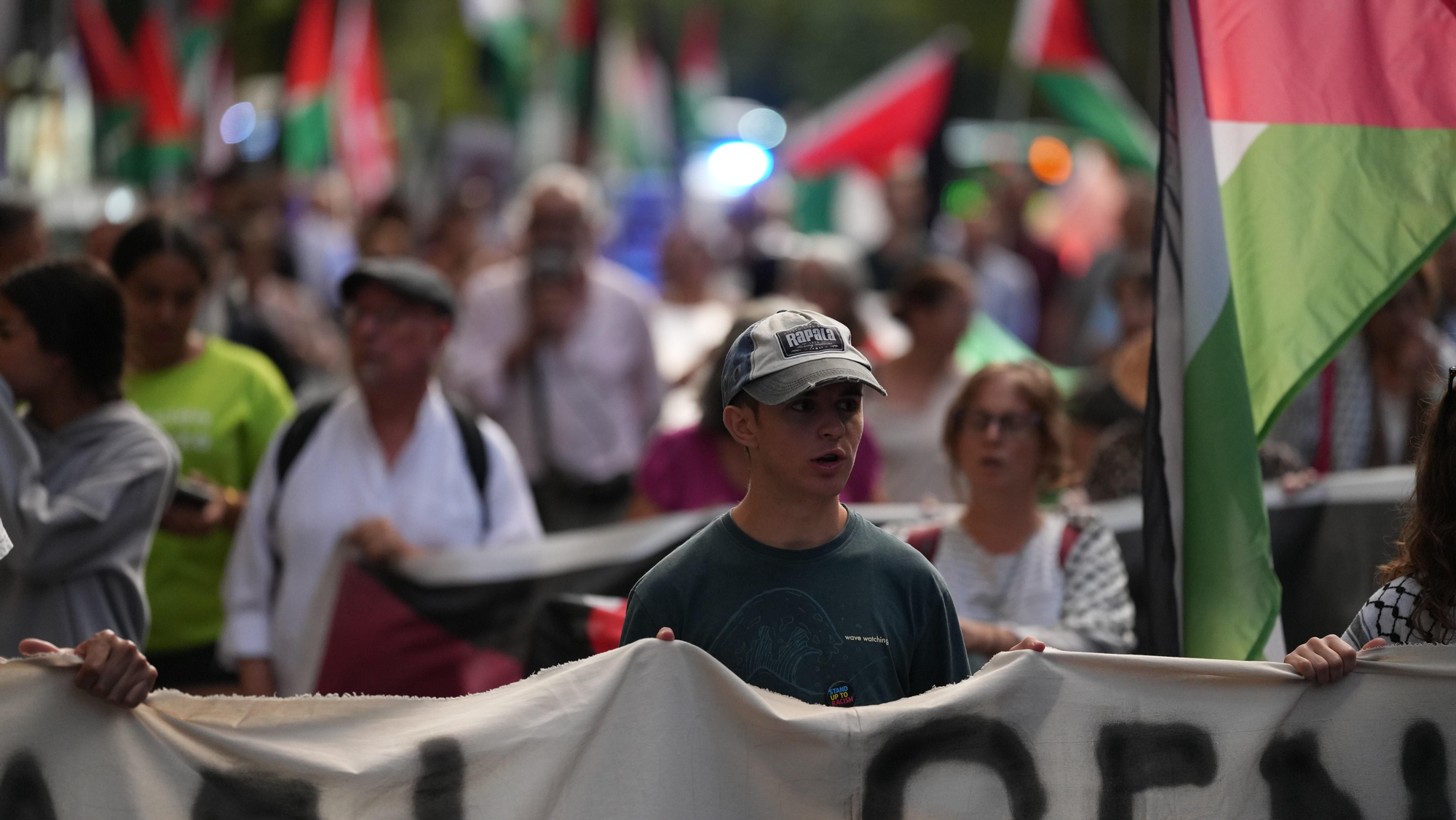 Manifestantes participan en Córdoba en una marcha en solidaridad con Palestina