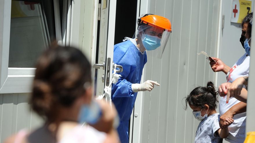 Personal de salud atiende a personas que acuden a realizarse una prueba para detectar la covid-19 en el Hospital Pedro Elizalde, en Buenos Aires (Argentina), en una fotografía de archivo. EFE/ Enrique García Medina