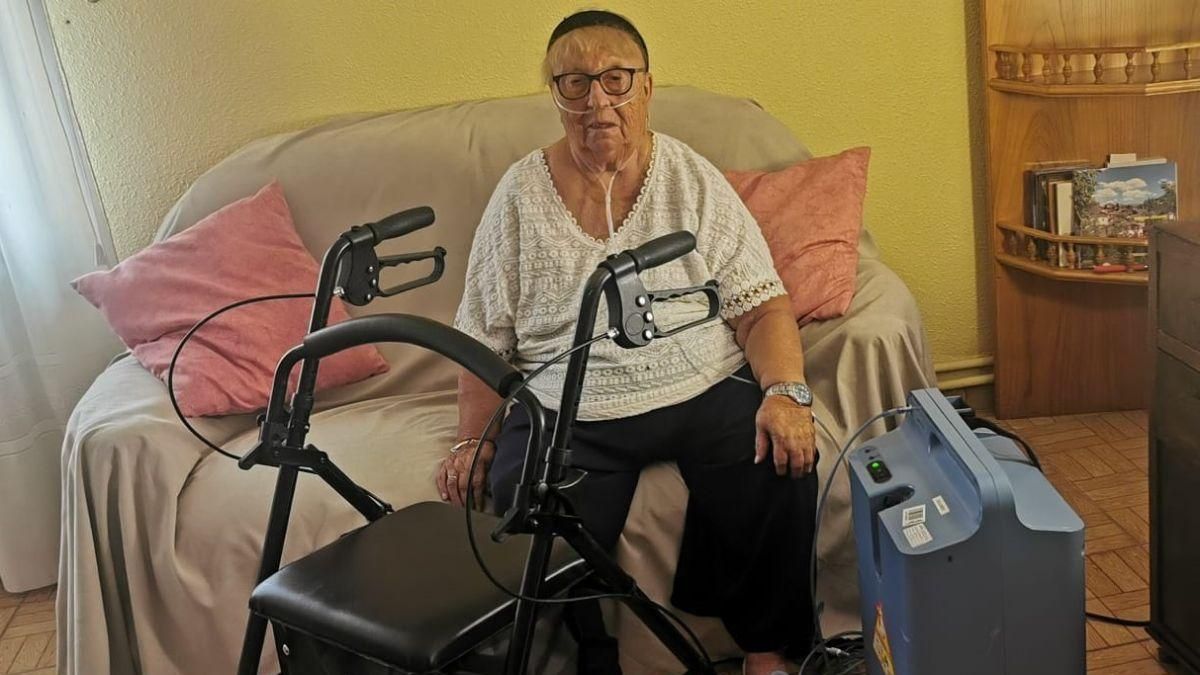 María Dolores Bayo, encerrada en su casa de La Baña voluntariamente a causa de los incendios.
