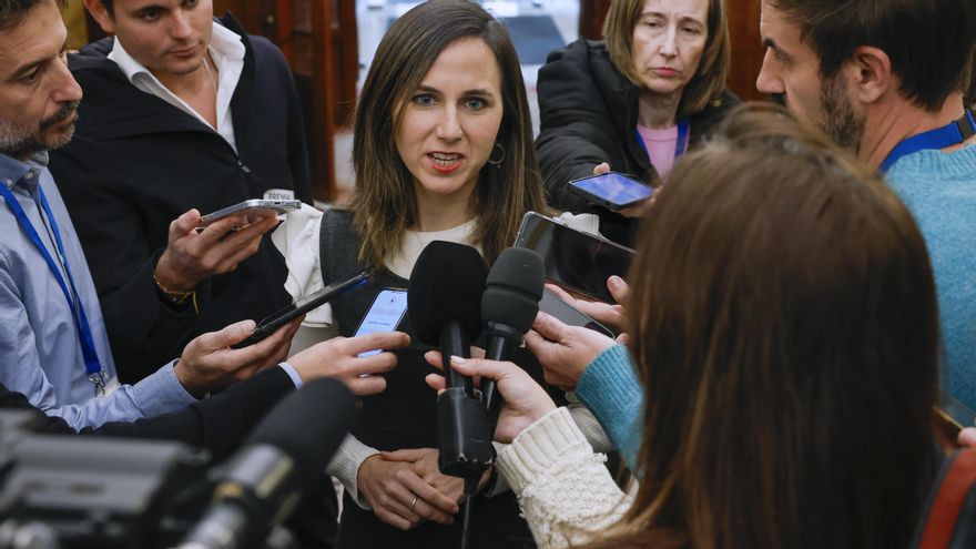 Ione Belarra atiende a los medios de comunicación en los pasillos del Congreso, este miércoles.