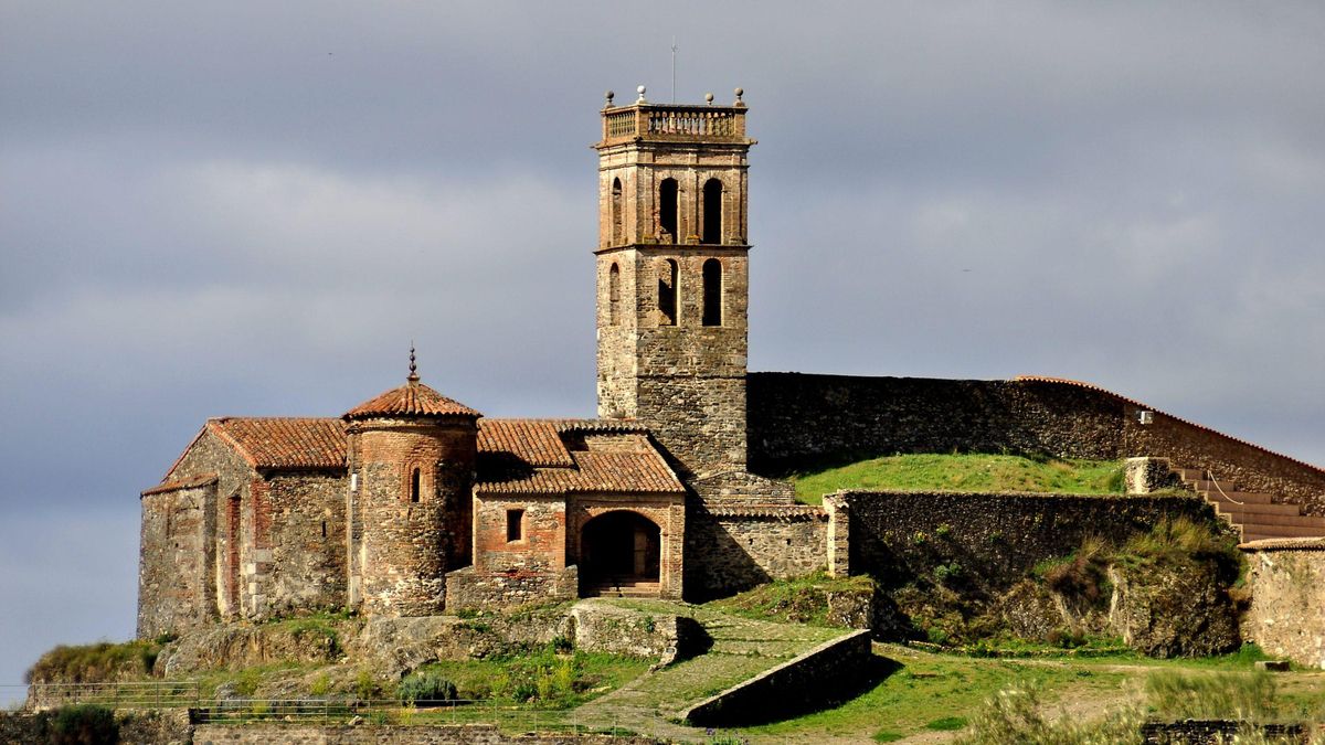 Construido en época califal, este castillo amurallado alberga en su interior una de las mezquitas más antiguas de la península
