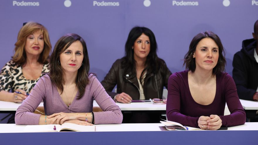 Archivo - La secretaria general de Podemos, Ione Belarra (i), y la secretaria política de Podemos y eurodiputada, Irene Montero (d), durante el Consejo Ciudadano Estatal de Podemos, a 20 de febrero de 2026, en Madrid (España).