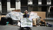 El Papi en la calle donde ha vivido los últimos seis meses / Foto: Marta Jara