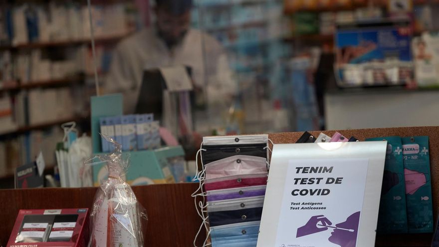Una farmacia del centro de Barcelona anuncia la venta de test de antígenos.