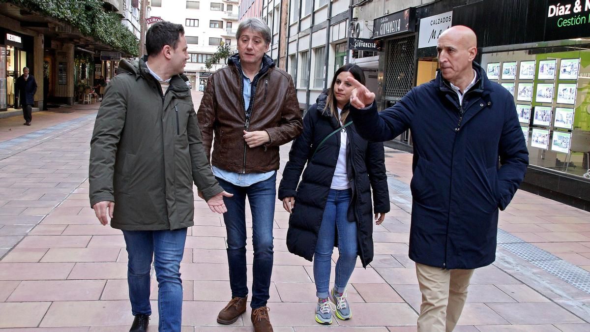 Los líderes provincial y autonómico, Cendón y Martínez, junto el alcalde de León, José Antonio Diez, en una visita a la ciudad.